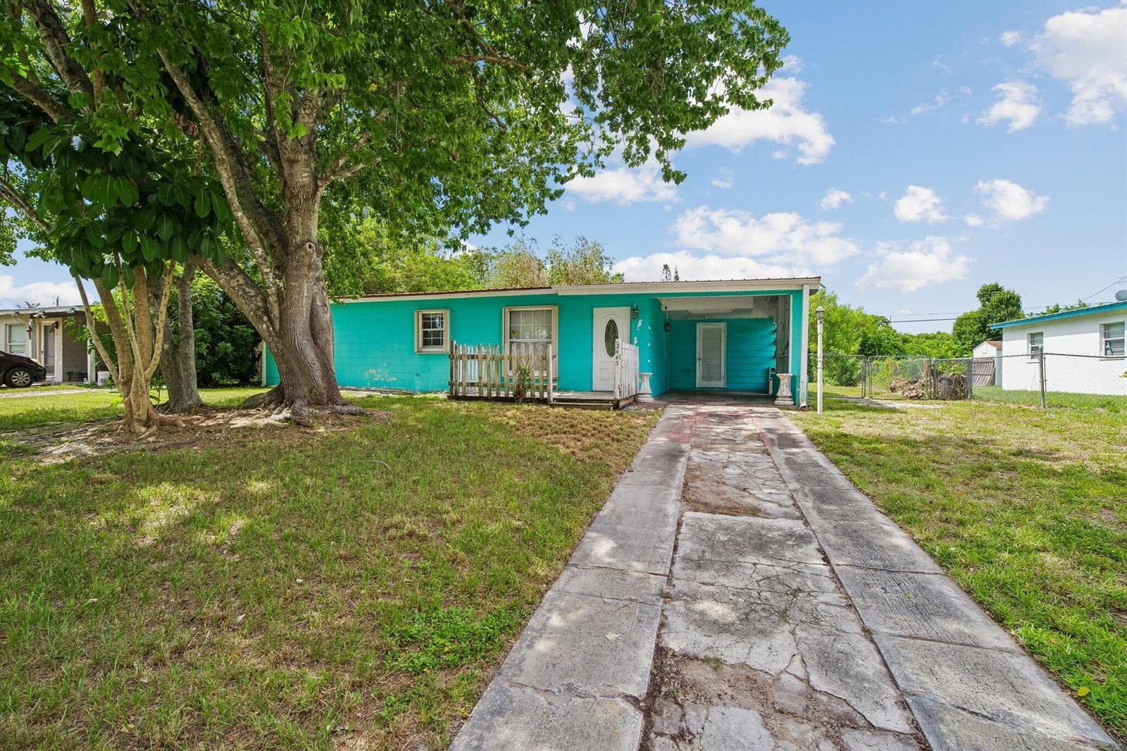 Single-family home at 2443 2nd Place SW, Vero Beach, FL