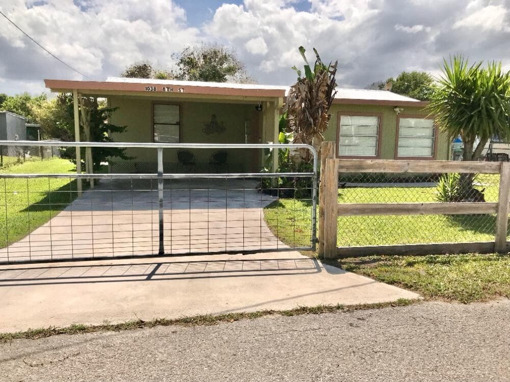 Mobile home at 1038 8th Street, Okeechobee, FL
