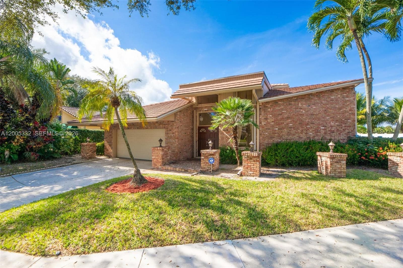 Single-family home at 6481 Timber Ln, Boca Raton — photo 2