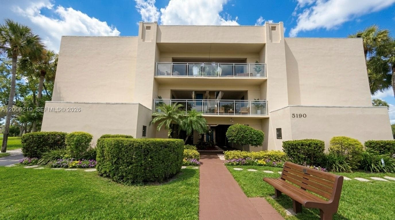 Condo at 5190 Las Verdes Cir, Delray Beach, FL