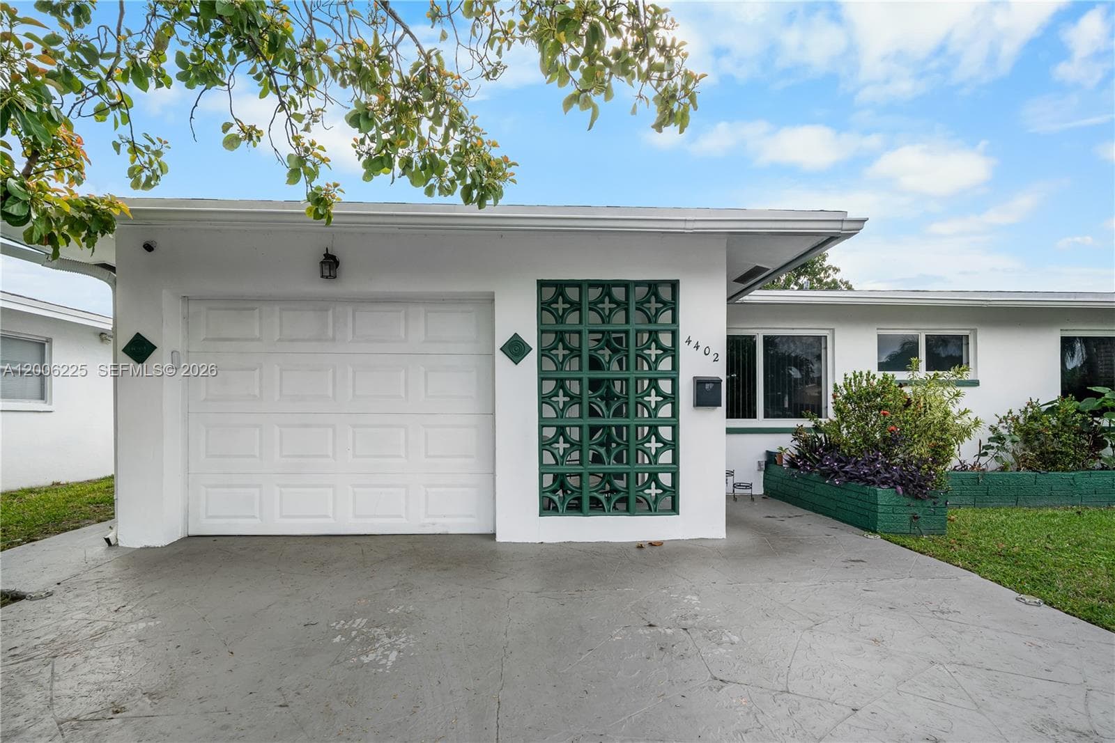 Single-family home at 4402 NW 44th Ave, Tamarac, FL