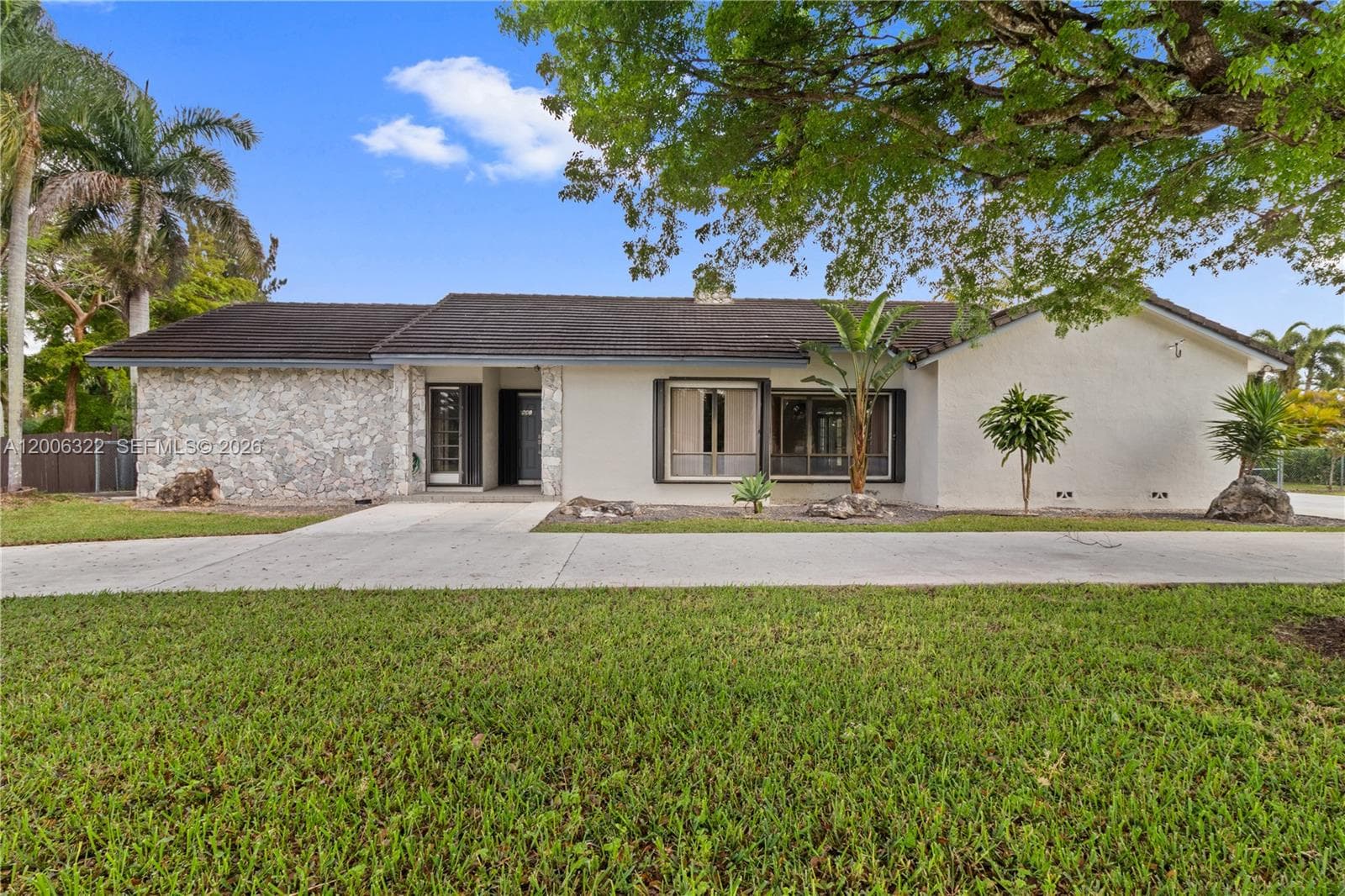 Single-family home at 15941 SW 252nd St, Homestead — photo 2