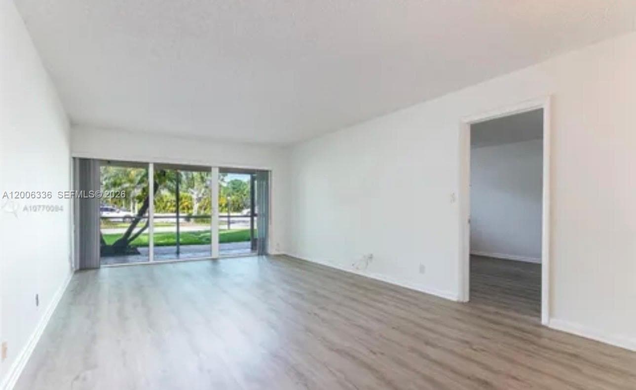 Condo at 100 Lakeview Dr, Weston — photo 3