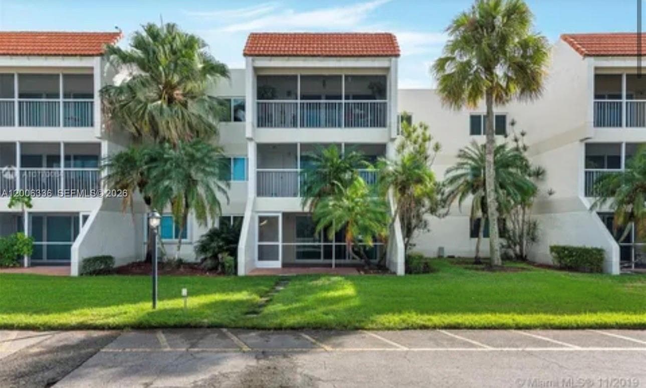 Condo at 100 Lakeview Dr, Weston — photo 1