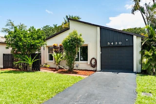 Single-family home at 5430 Mirror Lakes Boulevard, Boynton Beach, FL