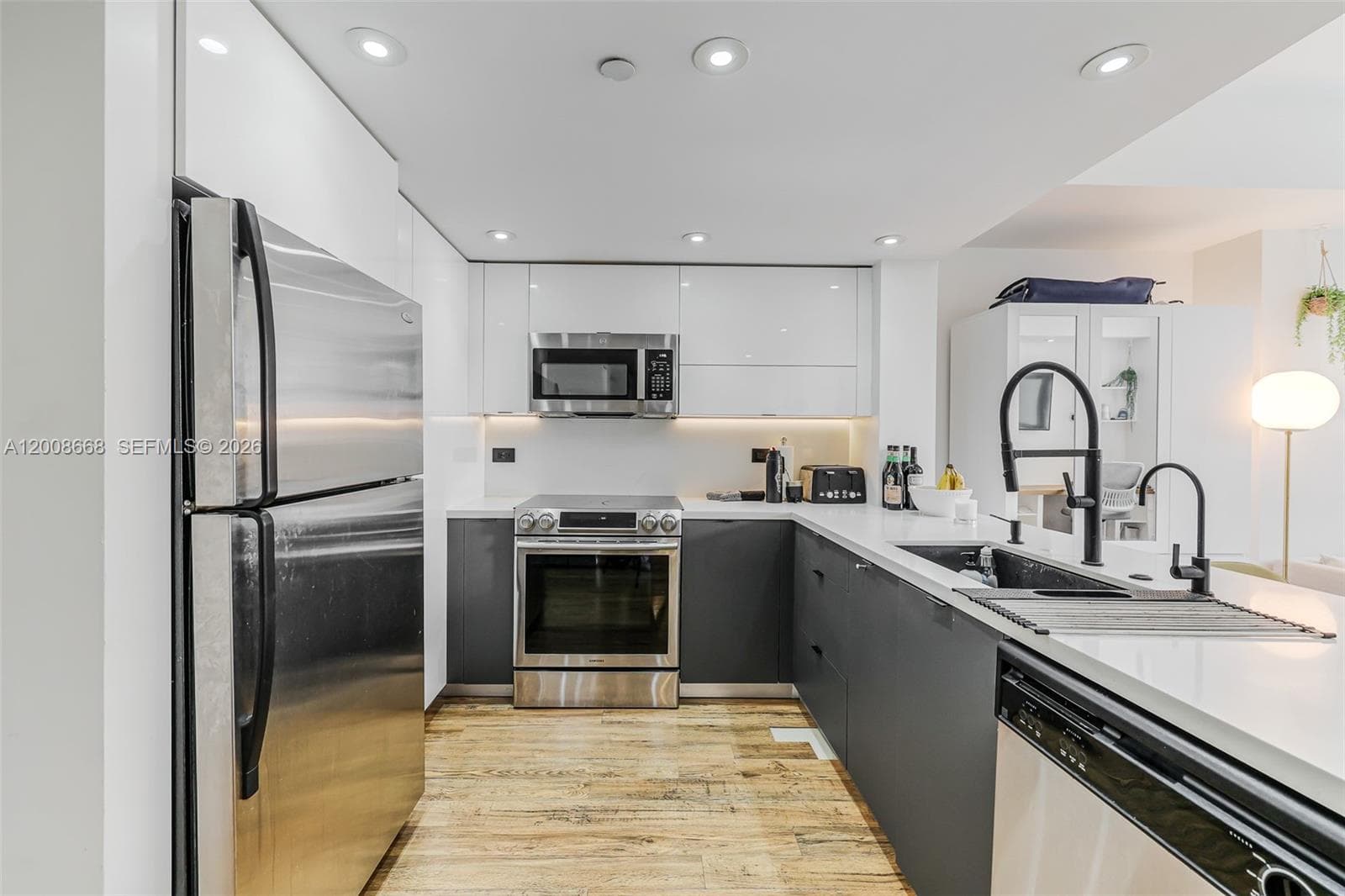 Condo at 111 E Flagler St, Miami — photo 1