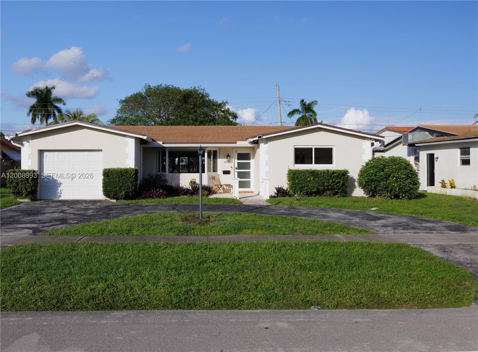 Single-family home at 609 S Crescent Dr, Hollywood, FL