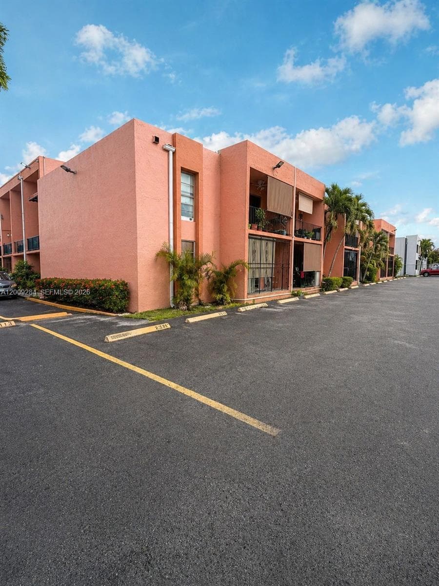 Condo at 1300 W 47th Pl, Hialeah, FL