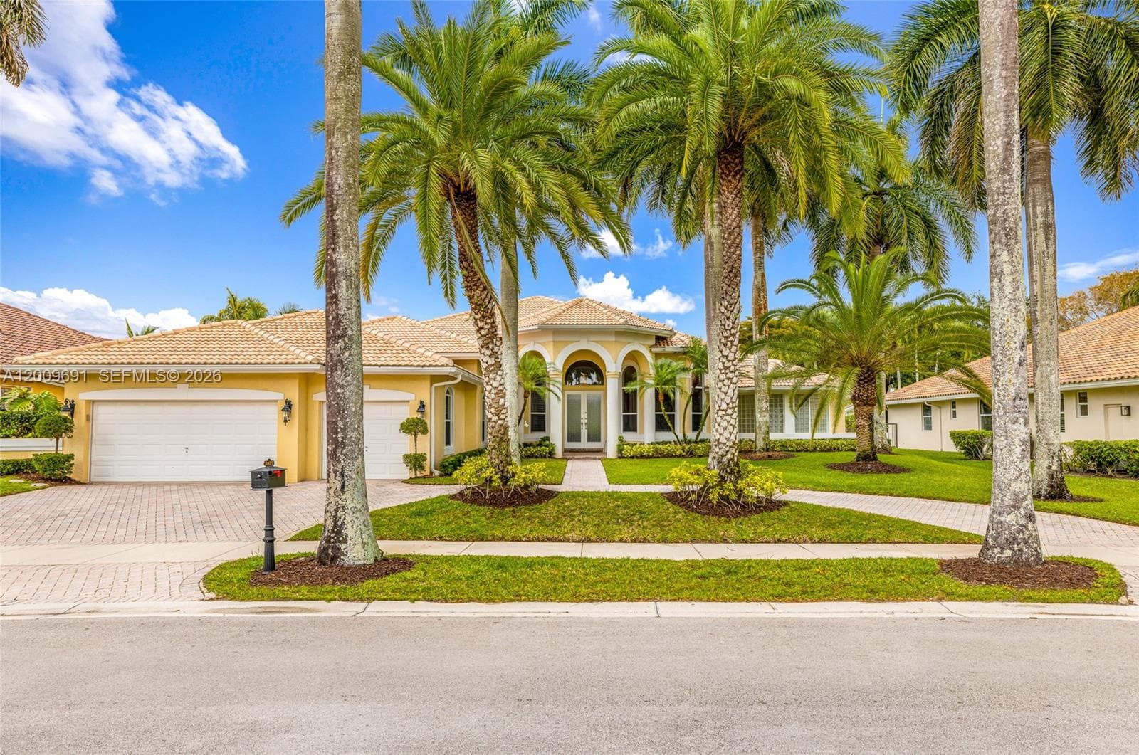 Single-family home at 2477 Poinciana Dr, Weston, FL