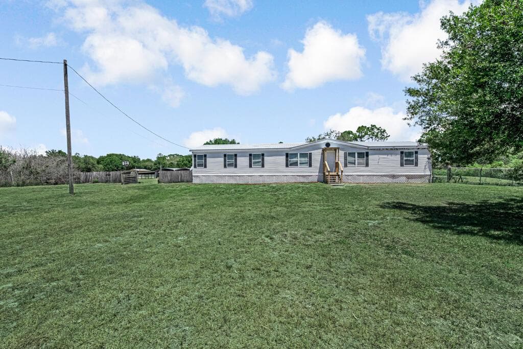 Mobile home at 545 Bald Cypress Avenue, Clewiston, FL