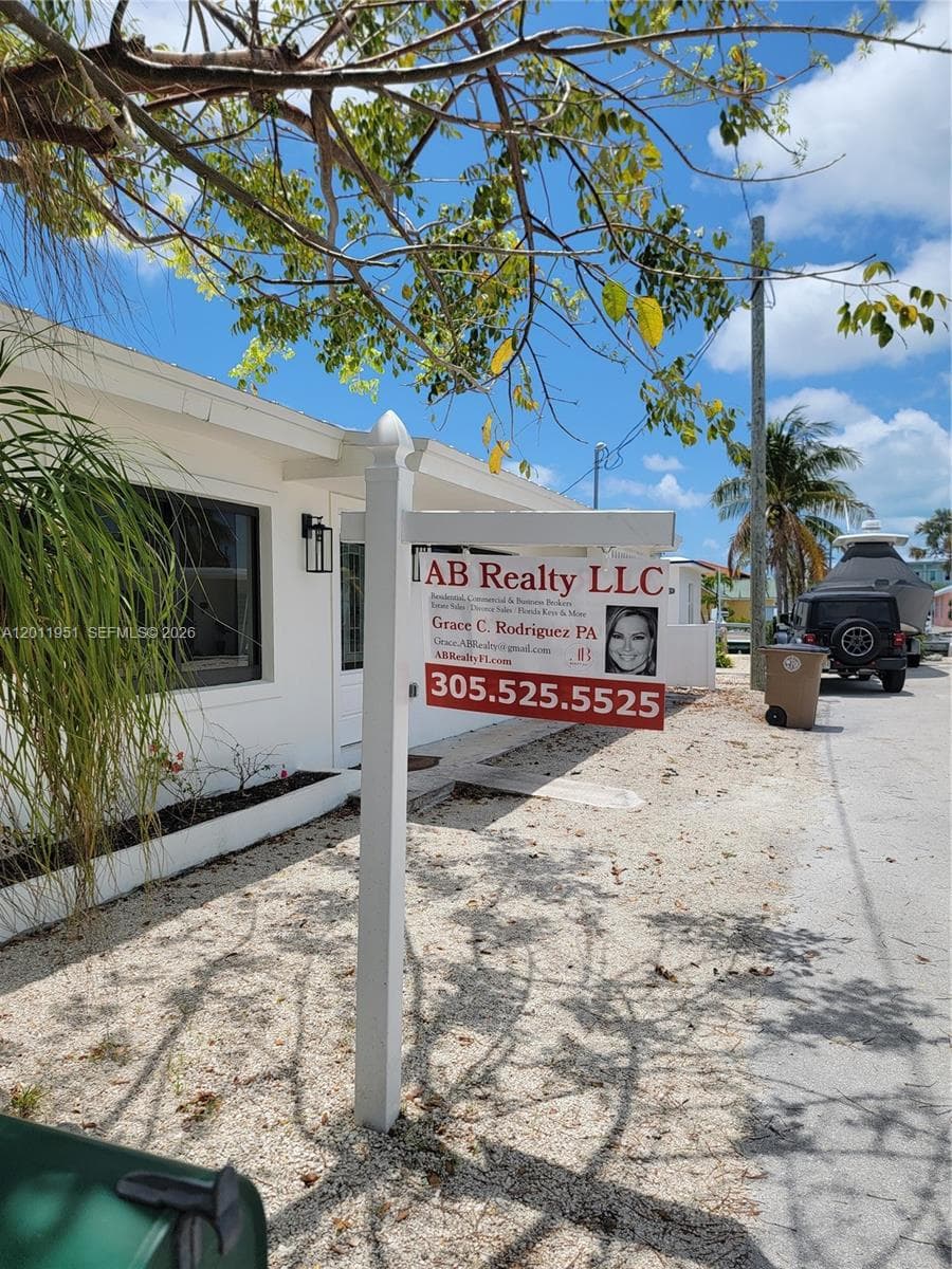 Single-family home at 11339 5th Avenue Ocean, Marathon, FL