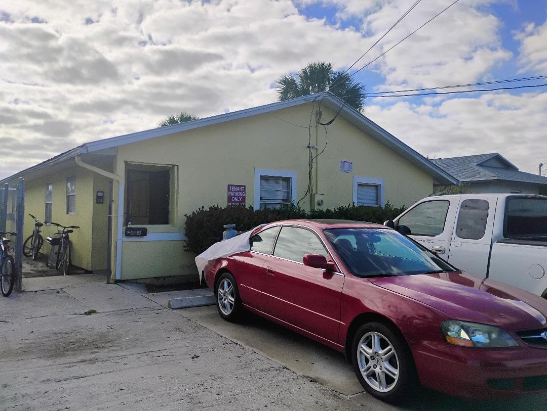 Single-family home at 803 SE Tarpon Avenue SE, Stuart, FL