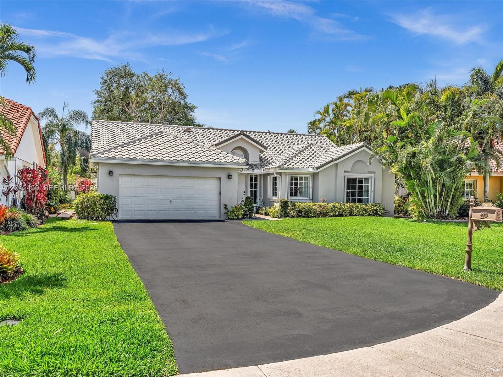 Single-family home at 629 Spinnaker, Weston, FL