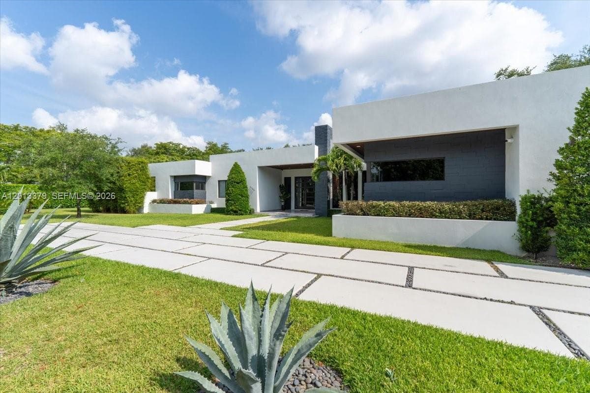 Single-family home at 6785 SW 99th Ter, Pinecrest — photo 3