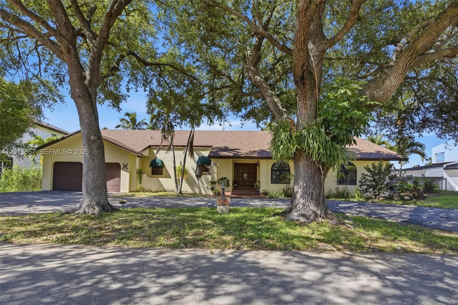 Single-family home at 7200 N Oakmont Dr, Hialeah, FL