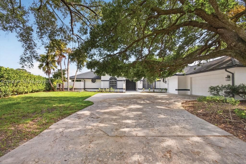 Single-family home at 19558 Red Gum Trl, Jupiter, FL