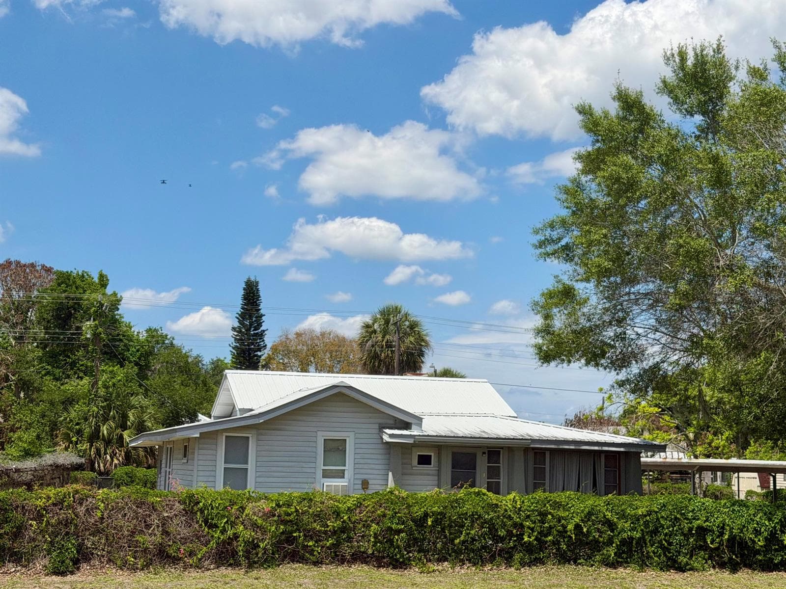 Single-family home at 207 SE 4th Street, Okeechobee, FL
