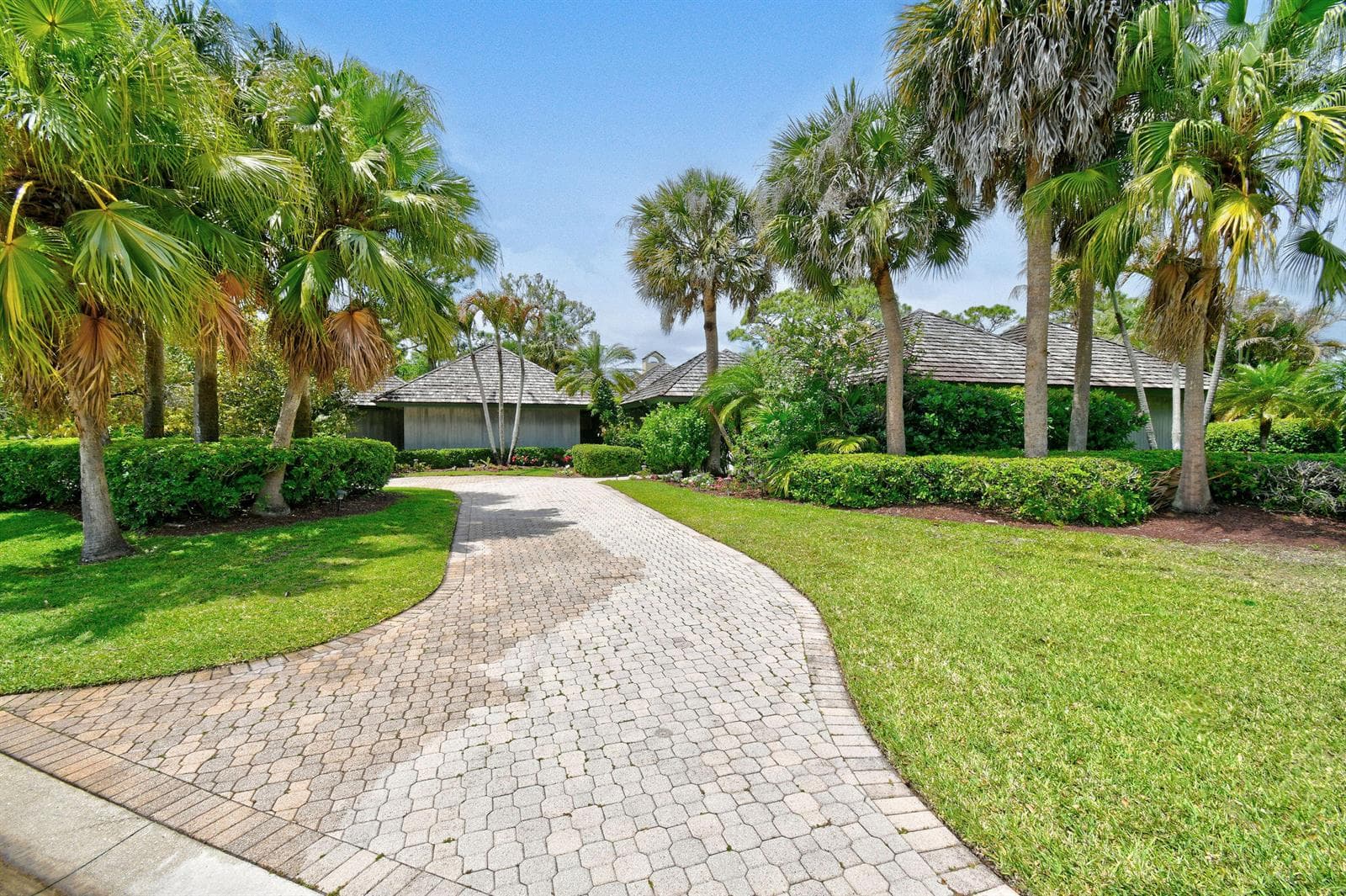 6980SEWingedFootDr(6)
