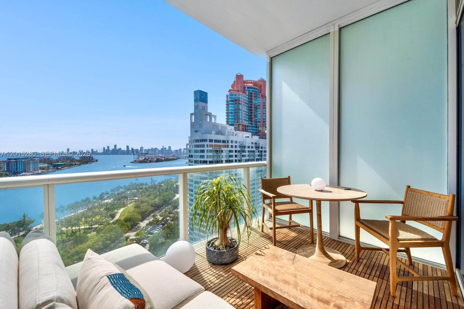 Condo en 100 S Pointe Dr, Miami Beach — foto 2