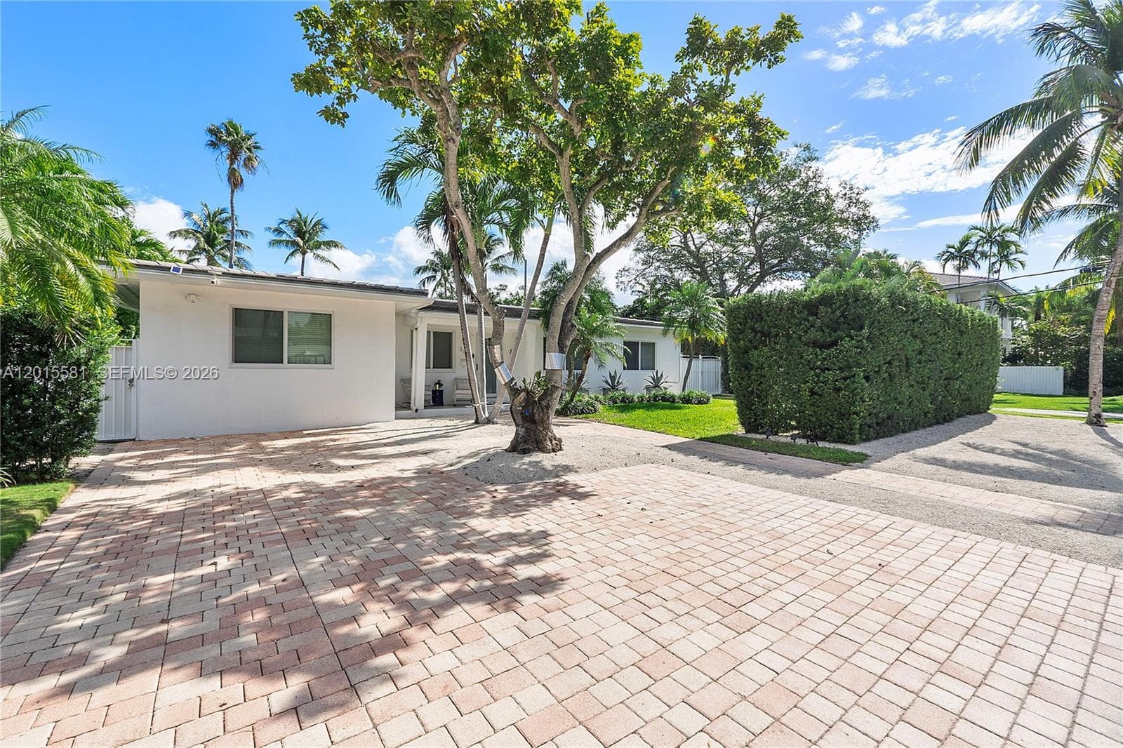 Single-family home at 301 Hampton Ln, Key Biscayne — photo 2