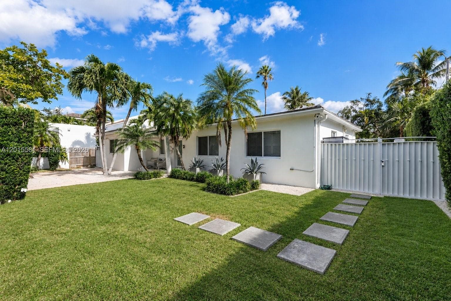 Single-family home at 301 Hampton Ln, Key Biscayne — photo 3