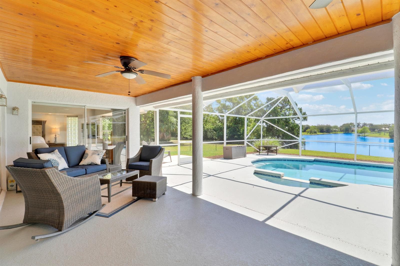 Single-family home at 550 SE Ashley Oaks Way, Stuart, FL