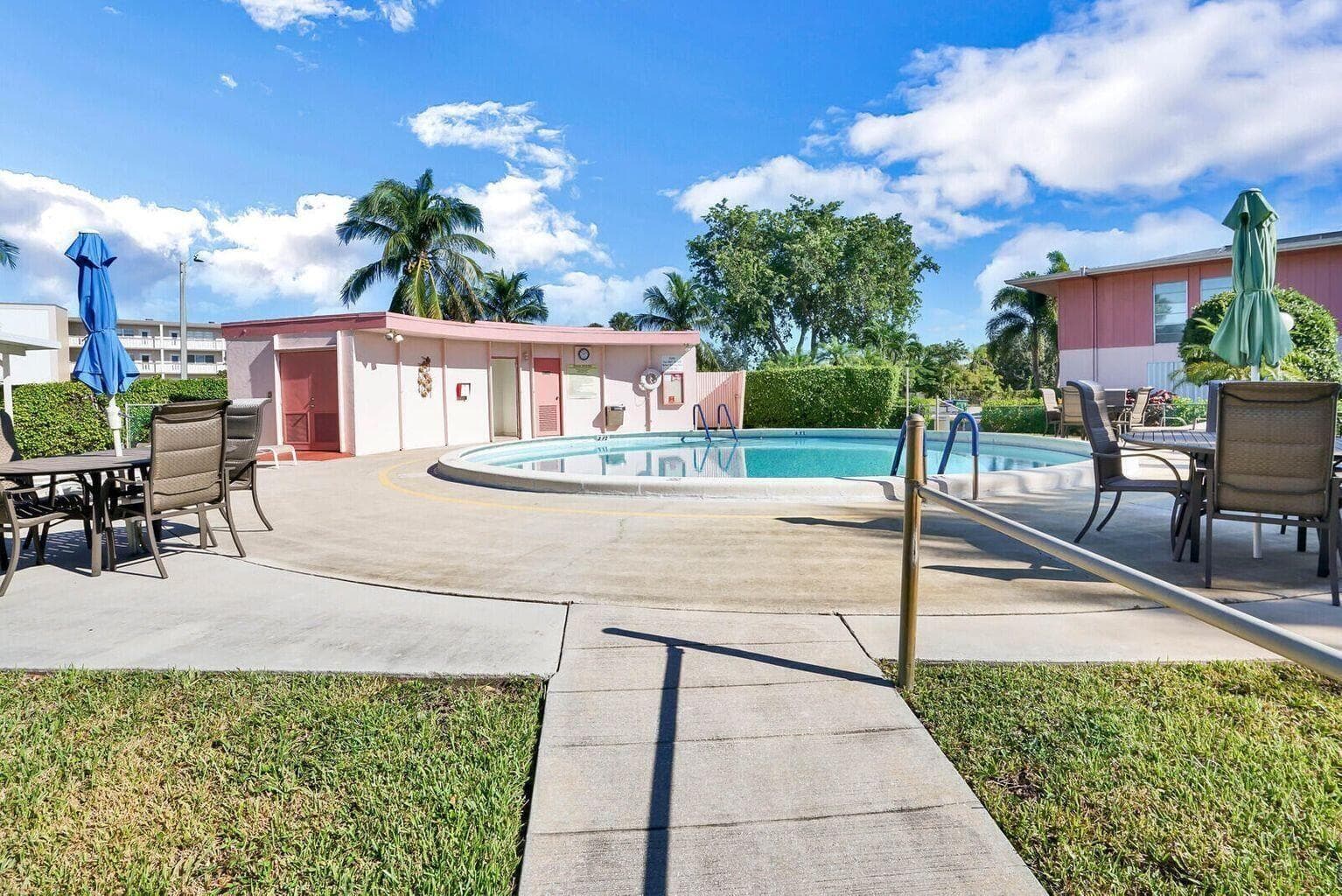 GOLFS EDGE POOL
