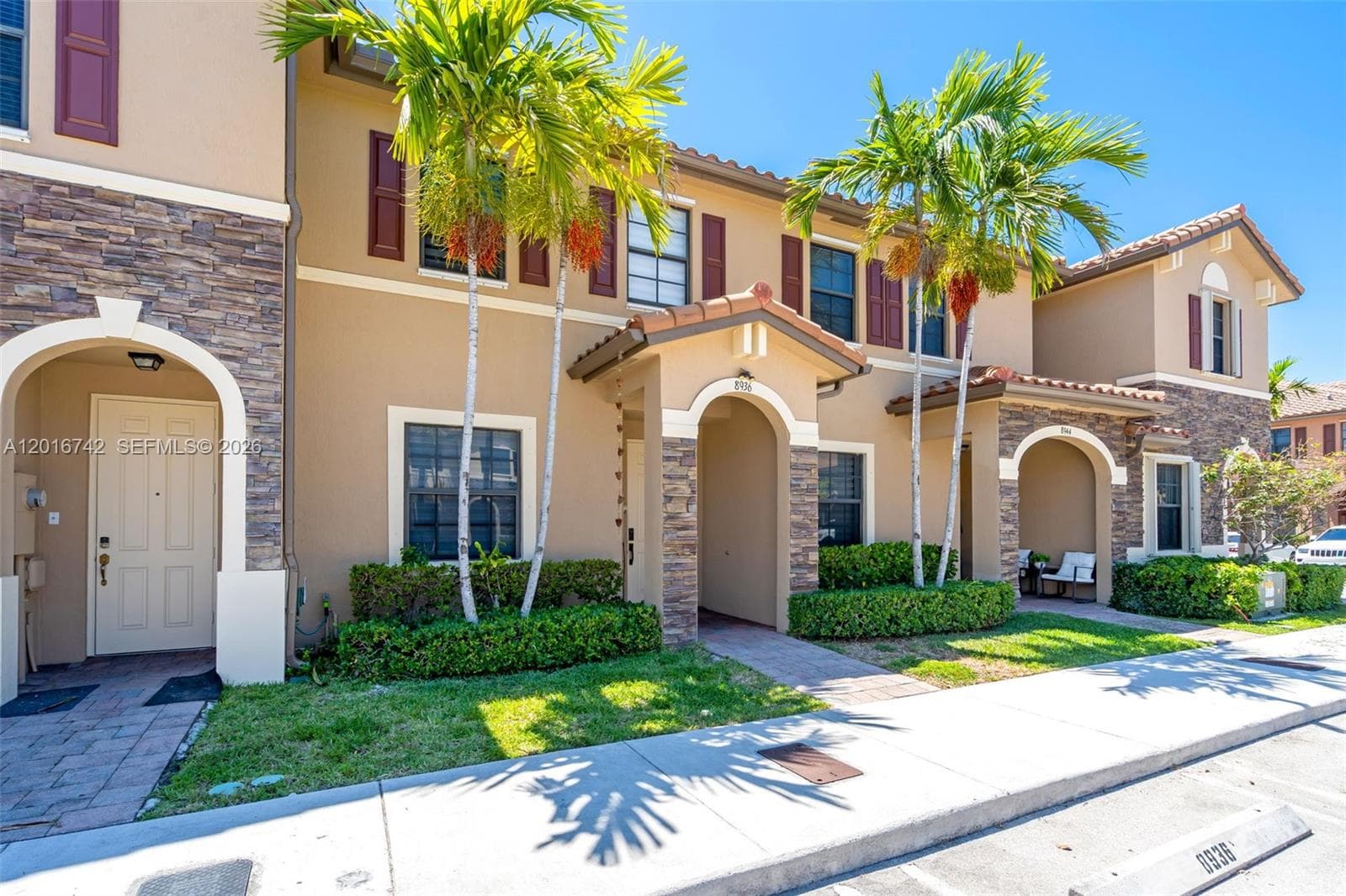 Townhouse en 8936 W 35th Ln, Hialeah — foto 2