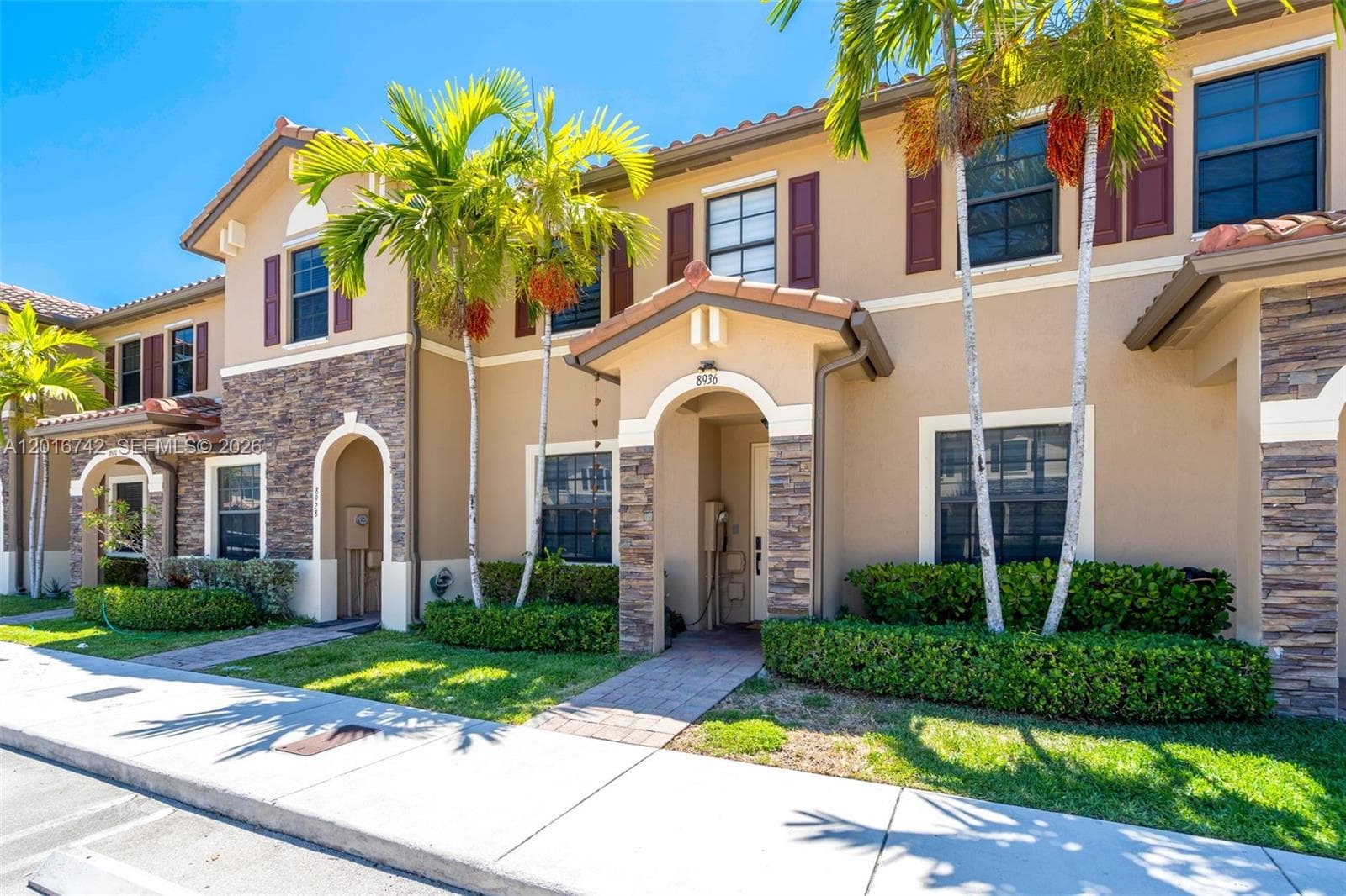 Townhouse en 8936 W 35th Ln, Hialeah — foto 3