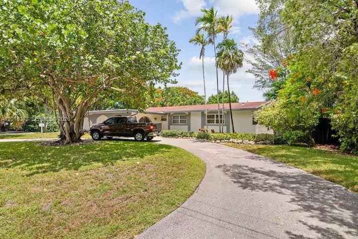Single-family home at 13325 SW 84th Ave, Pinecrest, FL