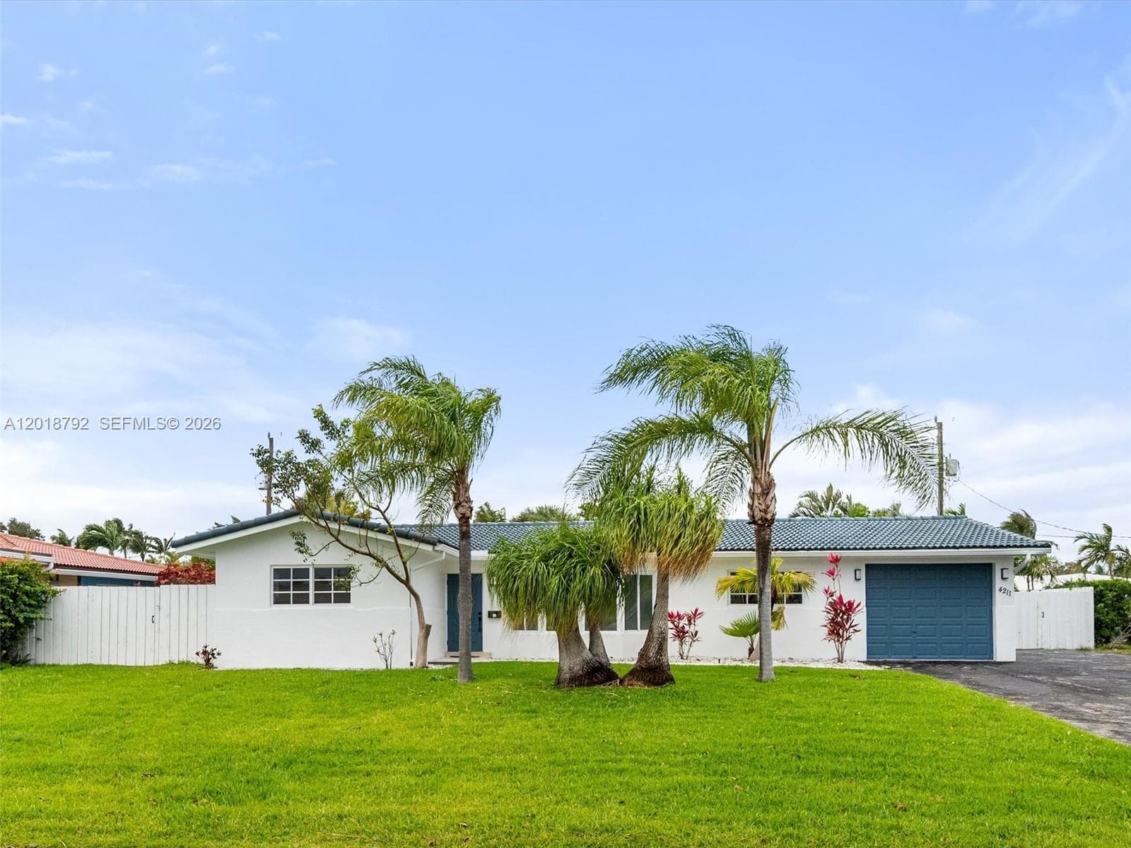 Single-family home at 4211 NE 27th Ave, Lighthouse Point, FL