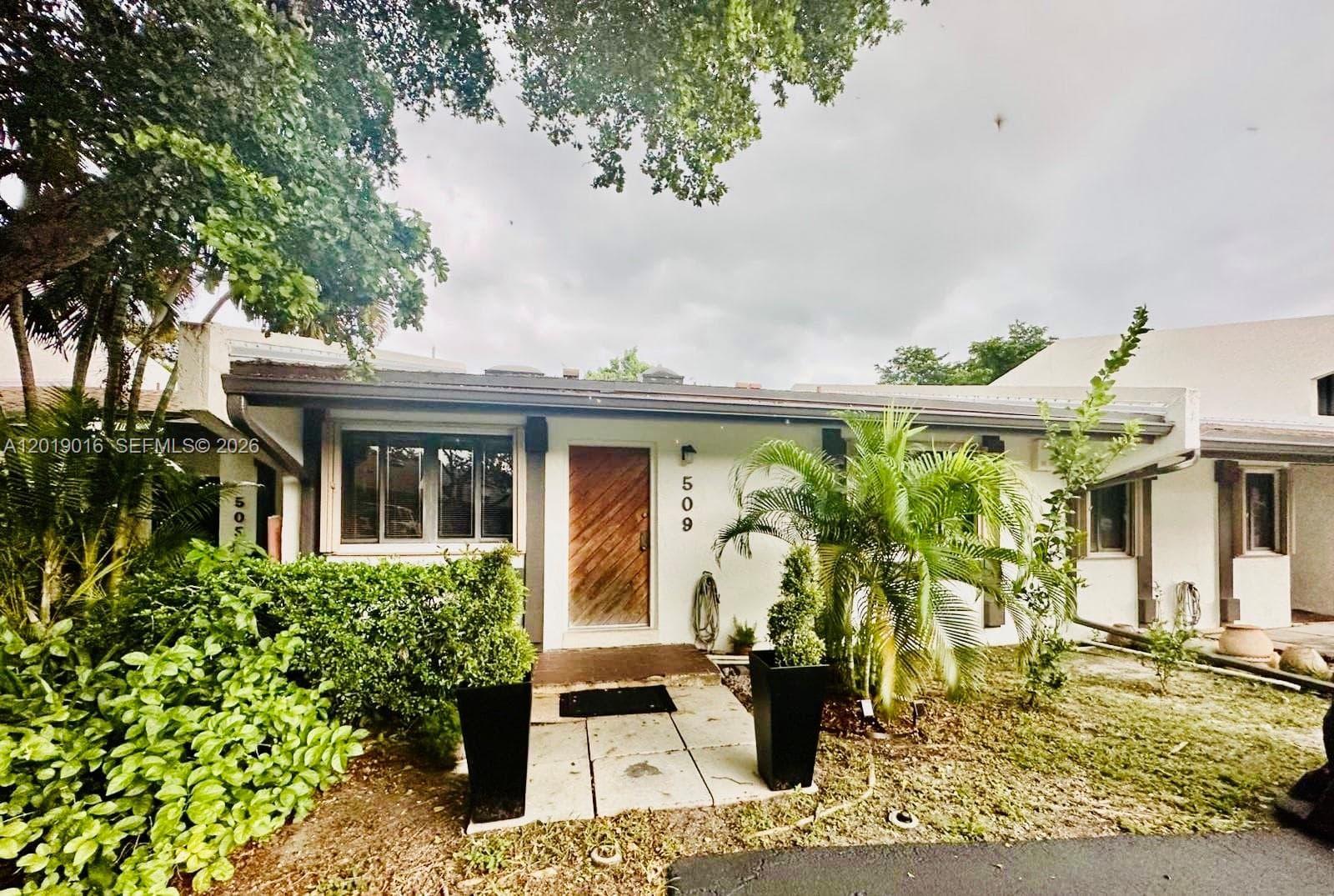 Villa at 509 NE 199th Ln, Miami — photo 1