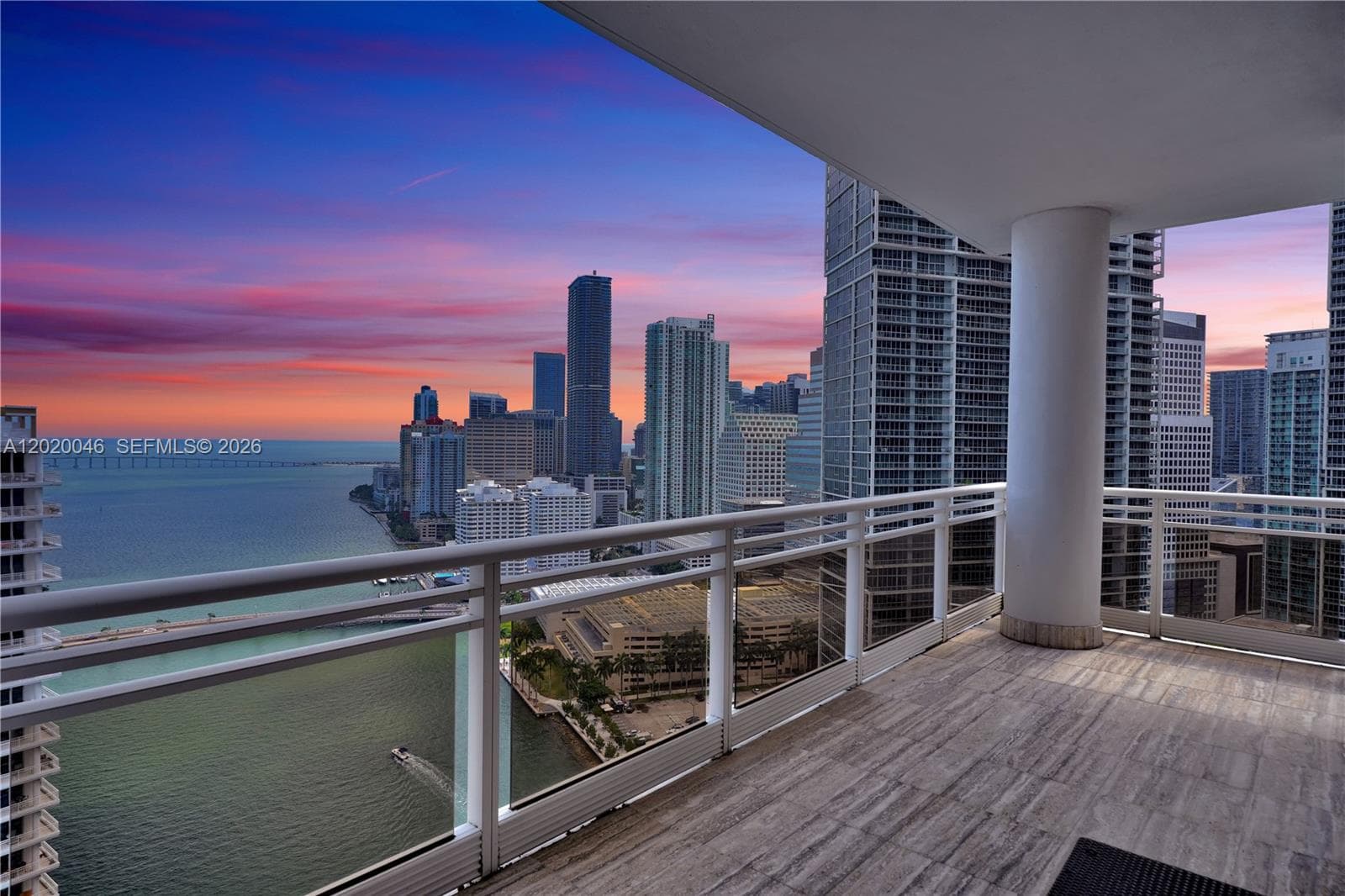 Condo en 901 Brickell Key Blvd, Miami — foto 1