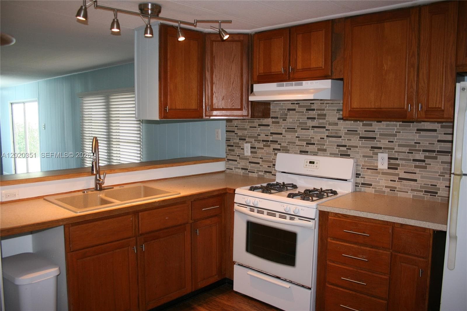 Mobile home at 13 Old State Rd, Key Largo — photo 2