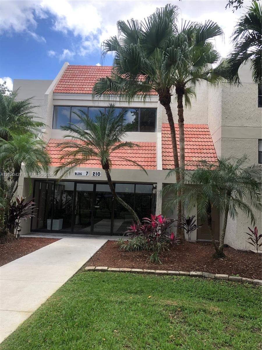 Condo at 210 Lakeview Dr, Weston, FL
