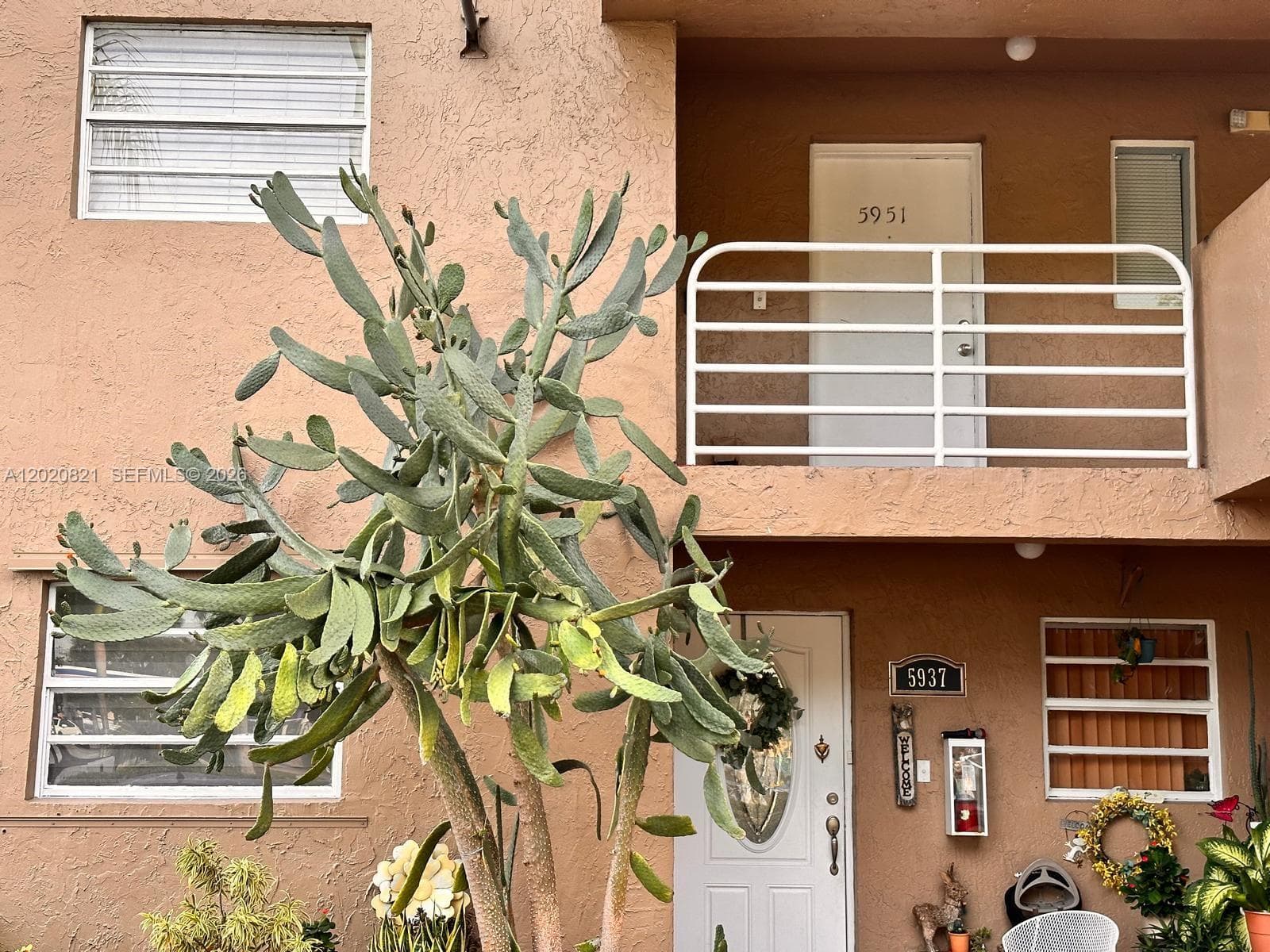Condo en 5953 W 28th Ave, Hialeah — foto 1