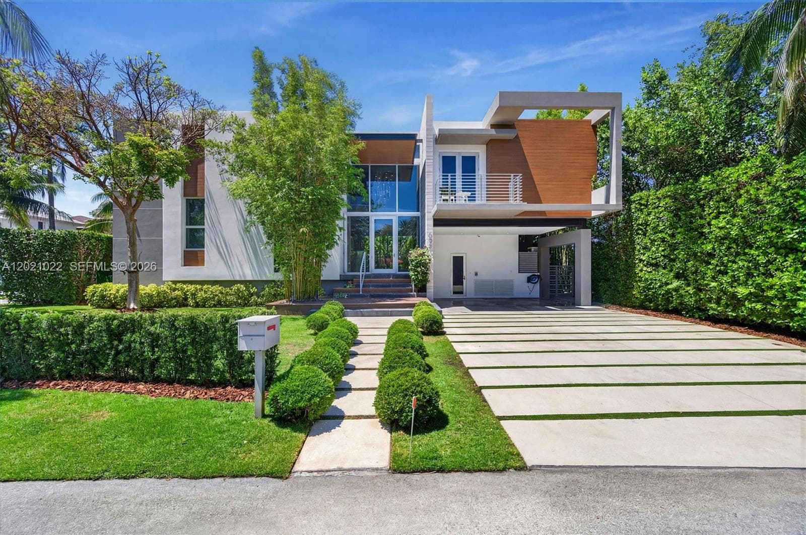Single-family home at 625 Curtiswood Dr, Key Biscayne, FL