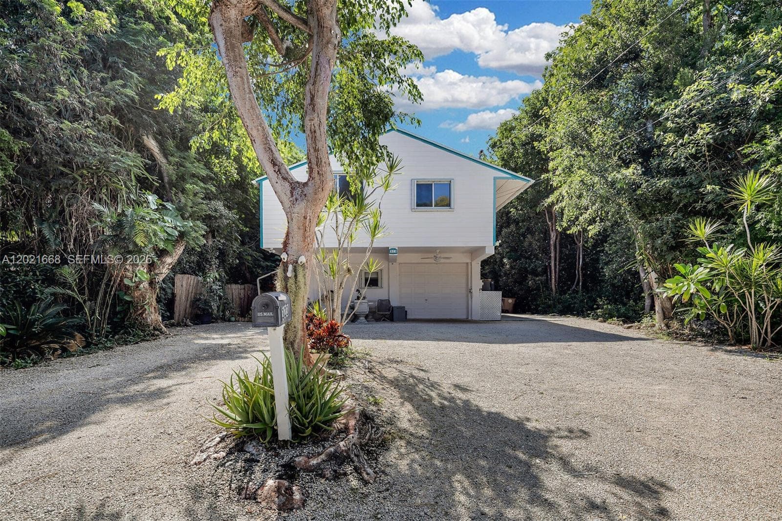 Single-family home at 323 Bay View Ave, Key Largo — photo 1