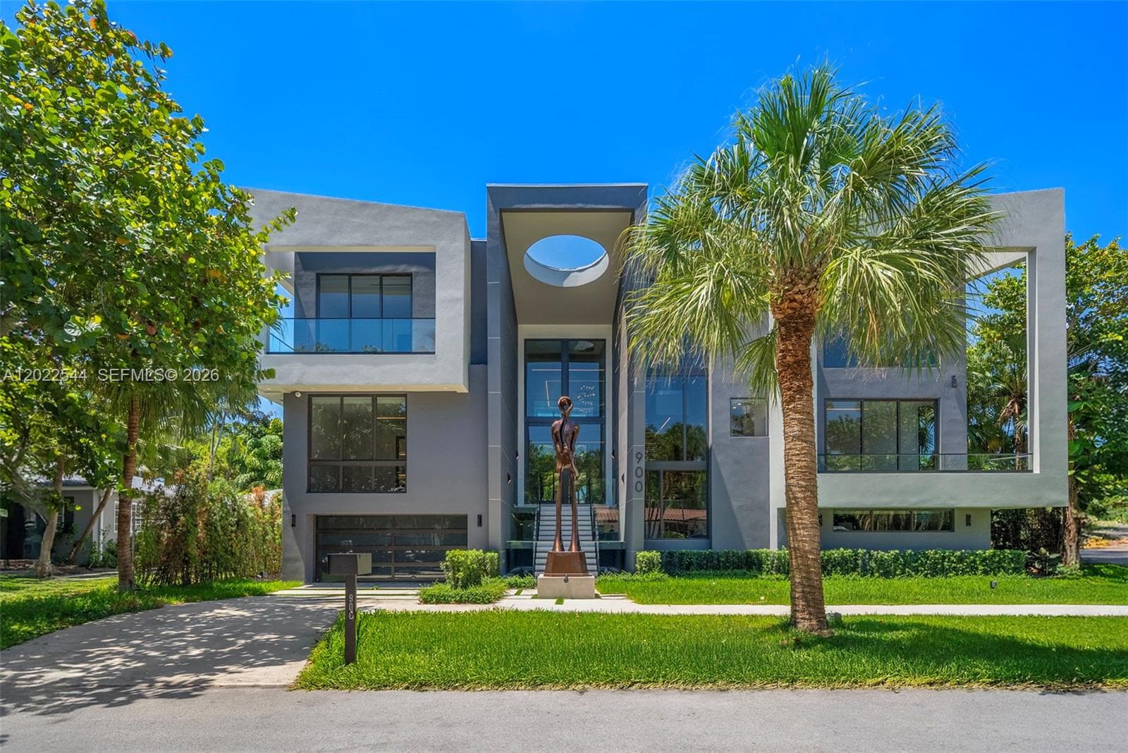 Single-family home at 900 NE 75th St, Miami — photo 1