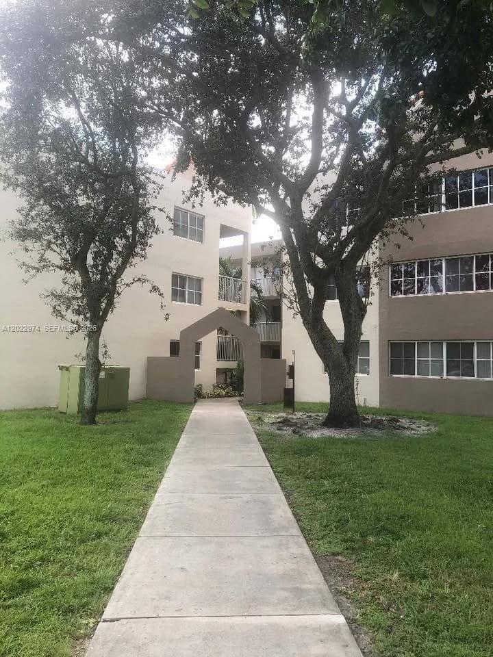 Condo at 6155 NW 186th St, Hialeah, FL