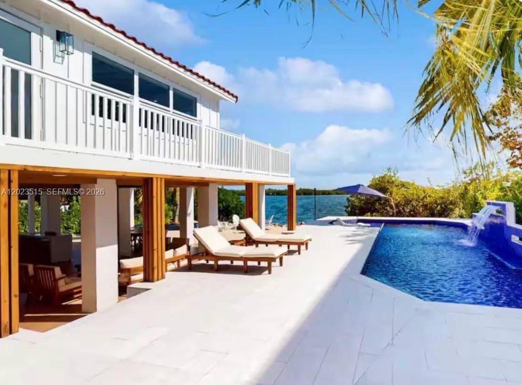 Single-family home at 128 La Paloma Rd, Key Largo, FL