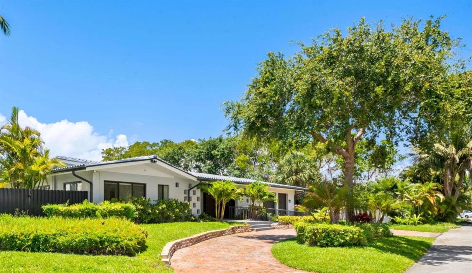 Single-family home at 2811 NE 53rd Court, Lighthouse Point, FL