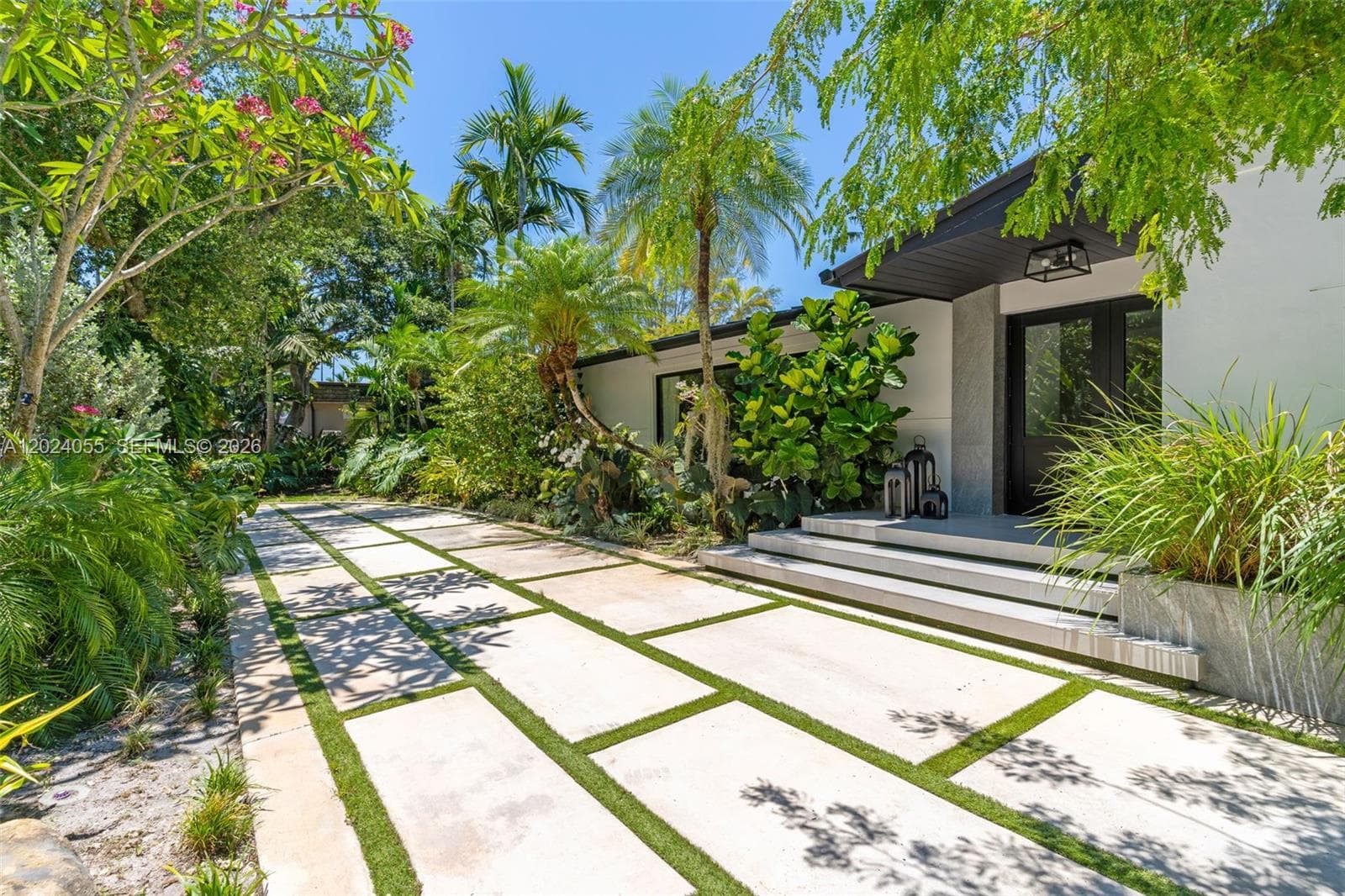 Single-family home at 13400 SW 70th Ave, Pinecrest, FL