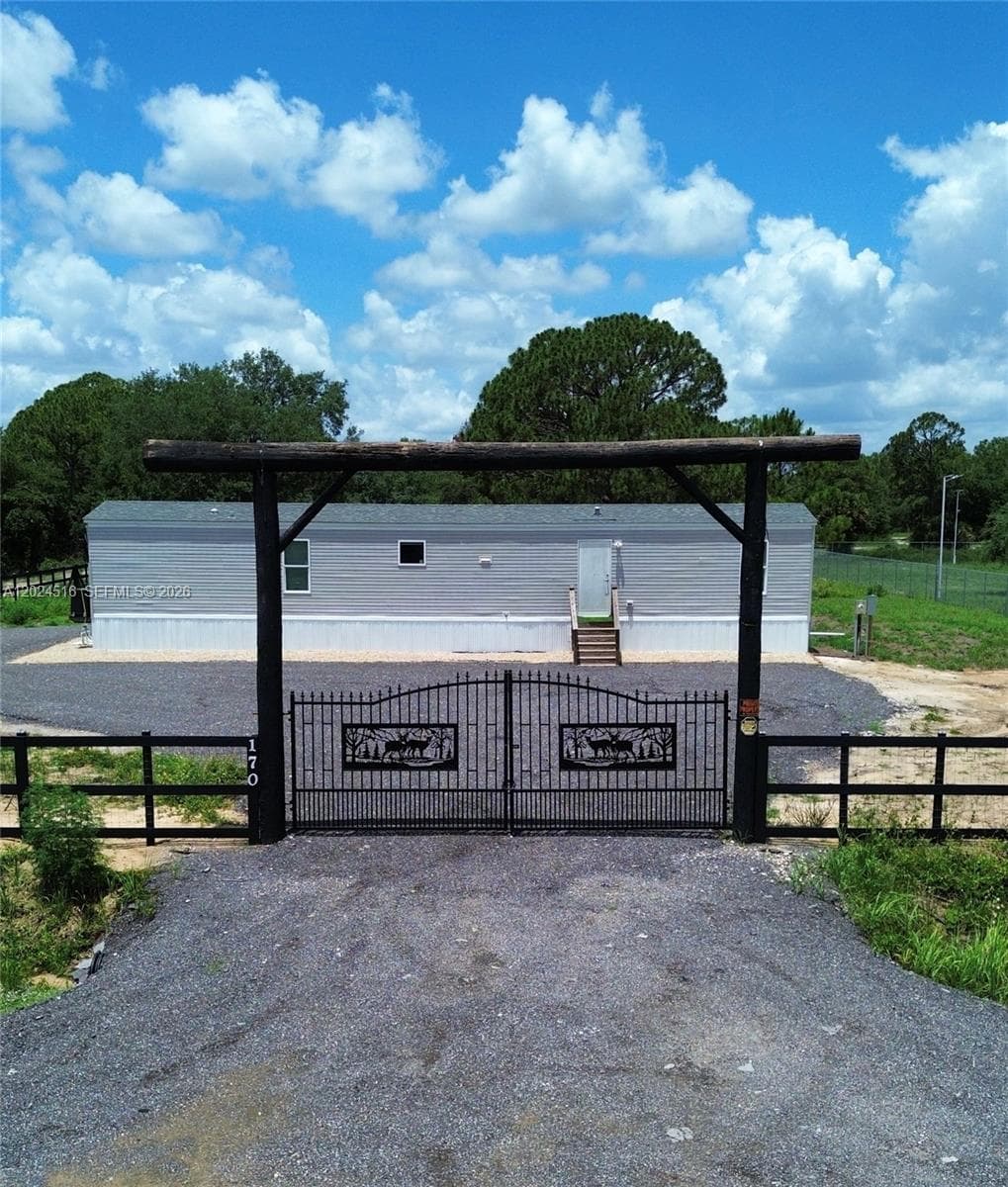 Mobile home at 170 S Jinete St, Clewiston, FL