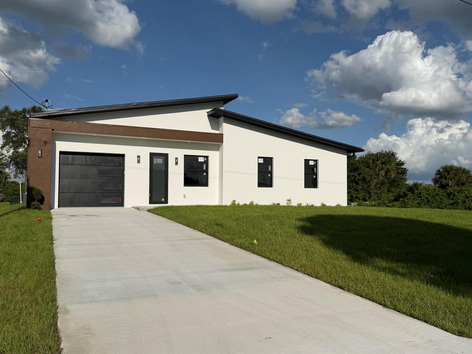 Single-family home at 515 Kingsbury Lane, Lehigh Acres, FL