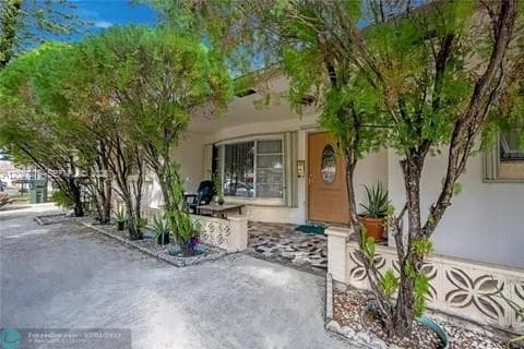 Single-family home at 1109 NE 4th Ct, Hallandale Beach, FL