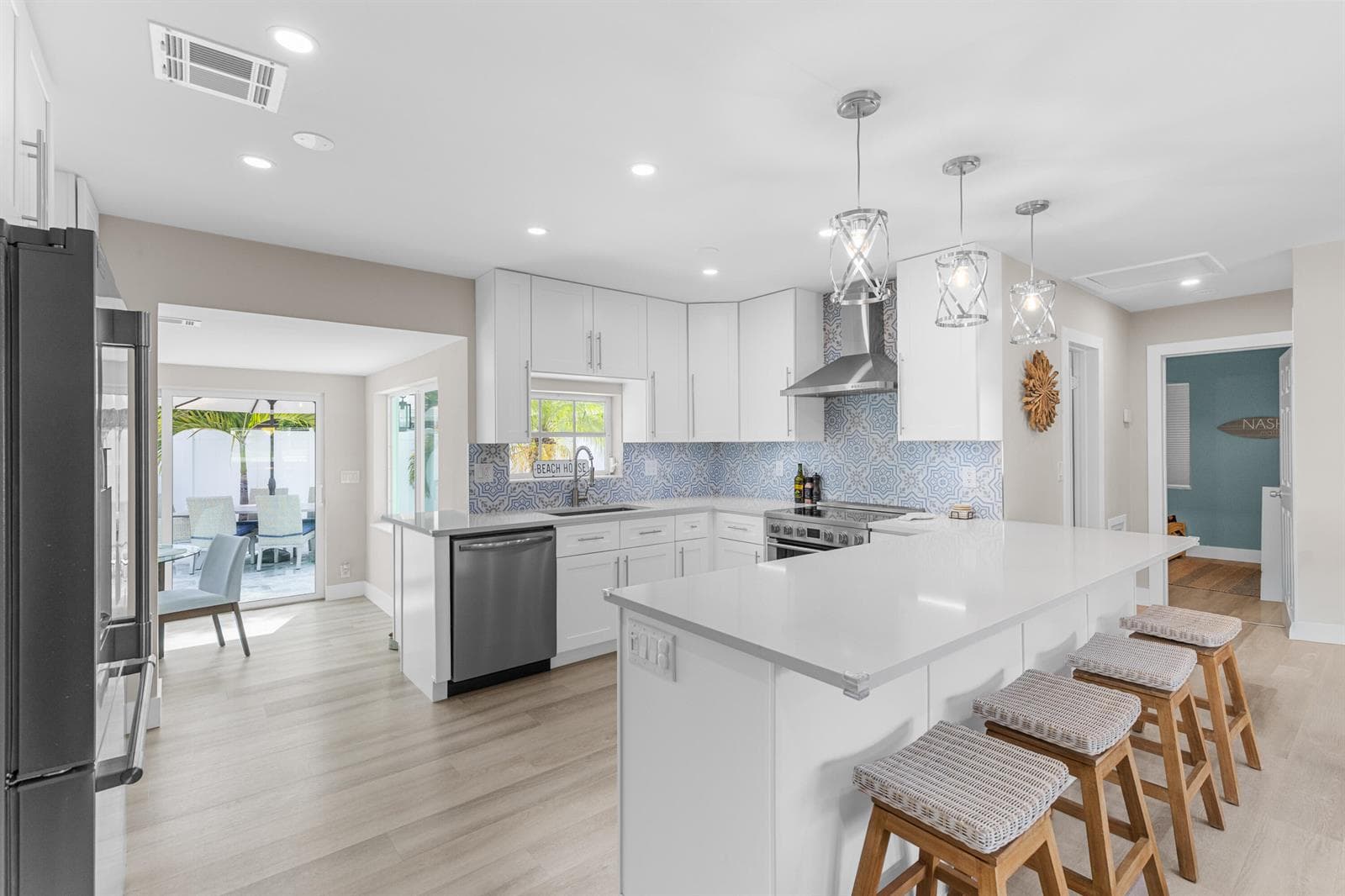 Single-family home at 612 SE 10th Avenue, Deerfield Beach, FL