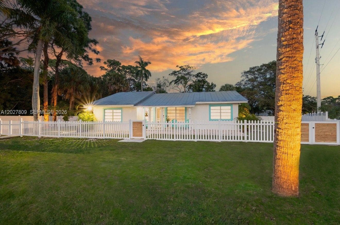Single-family home at 1023 SE 7th St, Stuart — photo 1