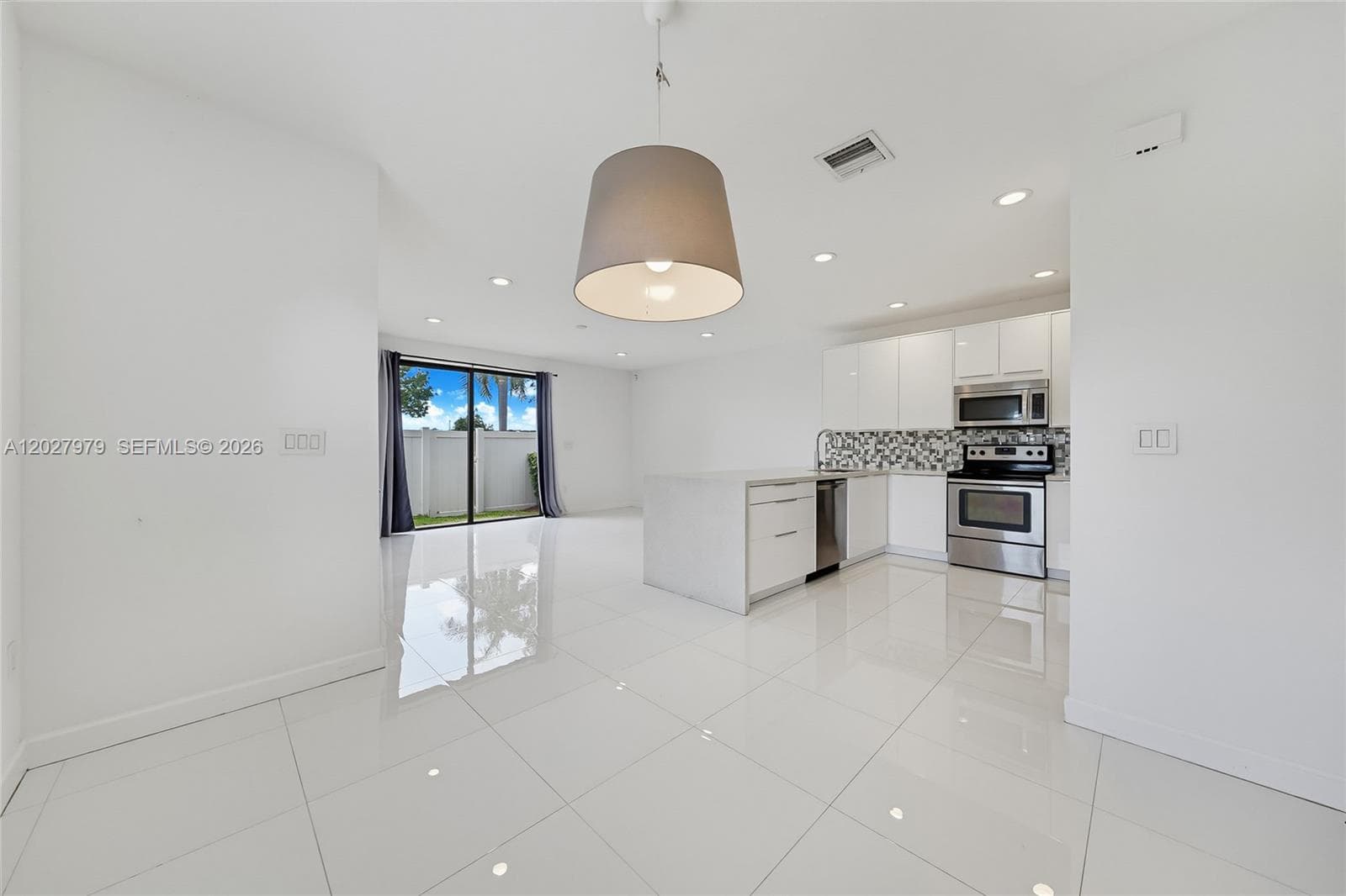 Townhouse at 476 NE 194th Ter, Miami — photo 3