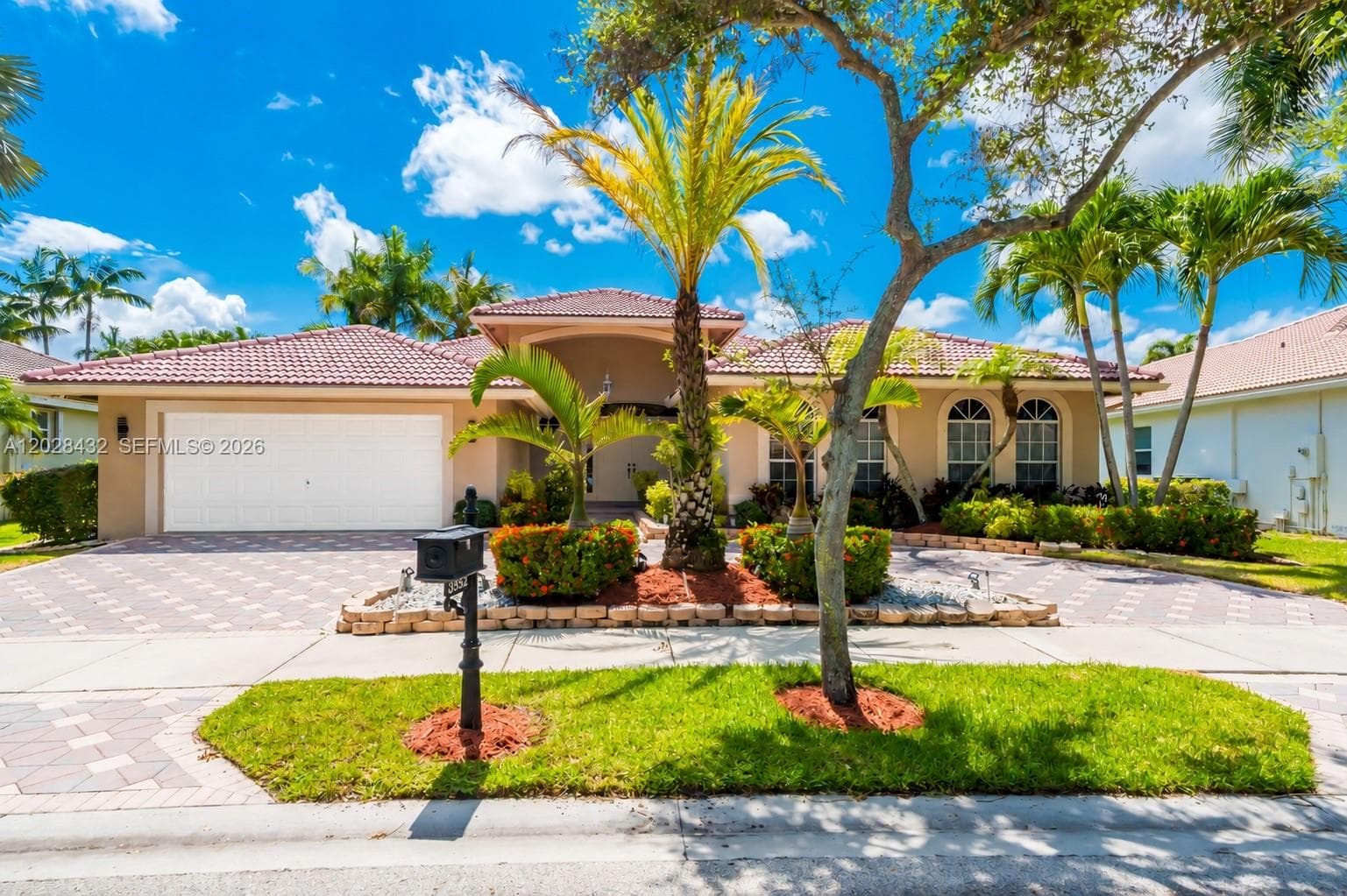 Single-family home at 3852 Oak Ridge Cir, Weston, FL